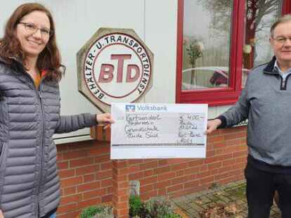 Jedes Jahr schreddert Karl-Heinz Alzog (rechts) in Hude die Tannenb&auml;ume gegen eine Spende der B&uuml;rgerinnen und B&uuml;rger f&uuml;r den guten Zweck. Dieses Mal kamen 400 Euro zusammen, die Marlies Schr&ouml;der vom F&ouml;rderverein der Grundschule S&uuml;d entgegennahm.