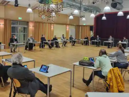 In kleiner Runde: Nach vorheriger Absprache tagte der Wiefelsteder Gemeinderat am Montag nur in halber Besetzung. Lars Ruhsam