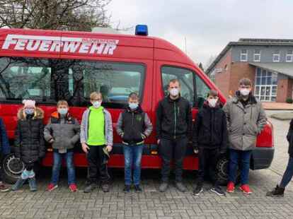 Die Jugendfeuerwehren, hier in Ihlow, bekamen Hilfe, um Spenden f&uuml;r das Weihnachtsbaum-Sammeln zu bekommen.