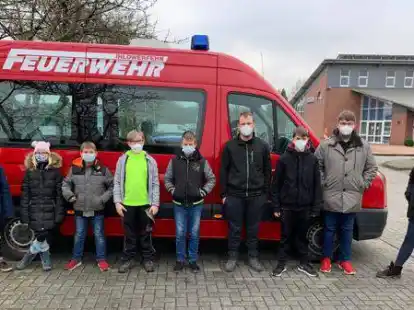 Die Jugendfeuerwehren, hier in Ihlow, bekamen Hilfe, um Spenden f&uuml;r das Weihnachtsbaum-Sammeln zu bekommen.