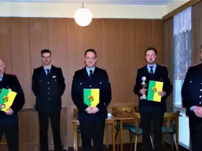 Die Gew&auml;hlten, Geehrten und Bef&ouml;rderten von links: Jan-Gerd Menke, Kevin Menke, Thorben Umbach, Martin B&uuml;sing, Manfred Bunk.