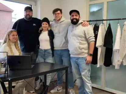 L&auml;ssiges Team, aber schon kurz nach der Gr&uuml;ndung gut im Gesch&auml;ft (v. links): Diplom-Kauffrau Freddy Herbers, Gr&uuml;nder Shervin Safari Khaledi, Social-Media-Expertin Luca Luise Lange, Gr&uuml;nder Marcel Naber und Alles-K&ouml;nner Ali Safari Khaledi, der Bruder von Shervin.