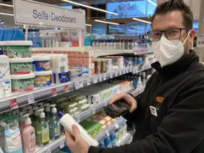 Ein mobiles Datenerfassungsger&auml;t unterst&uuml;tzt Matthias Schmidt bei der Jahresinventur.