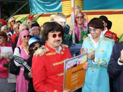 Der damalige B&uuml;rgermeister Dr. Wolfgang Wiese und der fr&uuml;here st&auml;dtische Stadtmarketing-Mitarbeiter Jan Kreienborg (vorne, von links) vor dem gelben U-Boot (im Hintergrund)