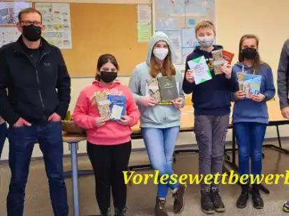 Siegerehrung beim Vorlesewettbewerb an der IGS Bar&szlig;el: (von links) Iris Schw&ouml;ppe, Dietmar Trimpop, Mariami Apriashvili, Yvonne Brunken, Tonio Schr&ouml;der, Daria Gess und Henrik Hoten.