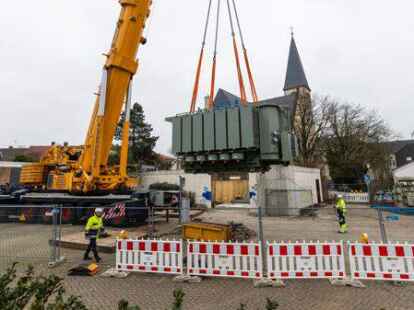 In die Luft damit: An einem Kran schwebte der neue Trafo f&uuml;r das Umspannwerk an der Br&uuml;derstra&szlig;e ein.