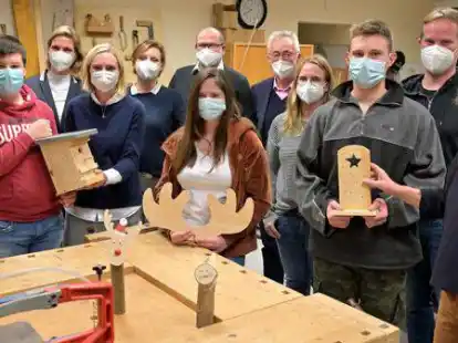 Zusammen mit den Jugendlichen Jenny, Adrian und Kevin stellten Leiterin Angelika K&uuml;rten-Schlarmann (rechts) und Lehrer Christian Schulte (2. von rechts) ihren G&auml;sten der beiden Vechtaer Lions Clubs die Heimstatt Clemens-August vor.