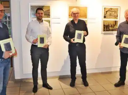 Sie freuen sich, dass das Buch &bdquo;Wiefelstede 1945&ldquo; jetzt zum Verkauf bereitsteht (von links): Ingo Hellbusch, Patrick Mooy (LzO-Filialleiter), Eckard Klages und J&ouml;rg Weden im Heimatmuseum in Wiefelstede. Nicht auf dem Foto ist Heinz-Otto Rabe.