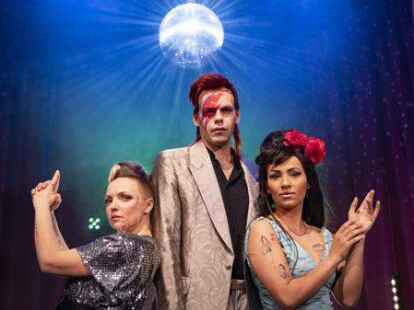 Pr&auml;sentieren die besten Songs aller Zeiten in glitzernden Kost&uuml;men: Mitarbeiter des Staatstheaters.