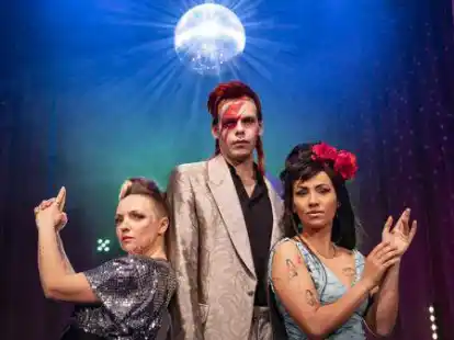 Pr&auml;sentieren die besten Songs aller Zeiten in glitzernden Kost&uuml;men: Mitarbeiter des Staatstheaters.