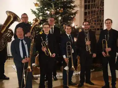Begleiteten an Heiligabend die Messe im St.-Michaelstift in Bollingen musikalisch (von links): Leo Pahl, Karl-Heinz und Andre Murra, Markus Schulte, Kevin Brand-Sassen, Manuel und Markus Ahrens, Uli Einhaus und Diertje Duis vom Musikverein Str&uuml;cklingen.