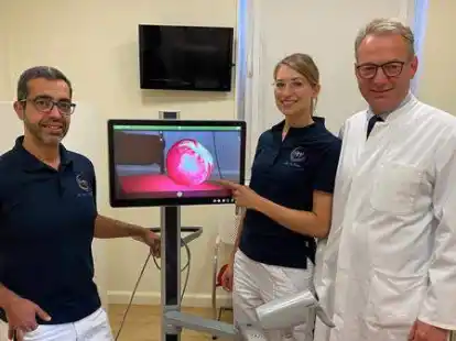 Das einzige Zentrum f&uuml;r Geb&auml;rmutterhalsspiegelungen im Kreis Vechta wurde jetzt ausgezeichnet. Dar&uuml;ber freuen sich (von links) Dr. Haytham Elmeligy, Dr. Anneli Ihnen und Dr. Bernd Holthaus.