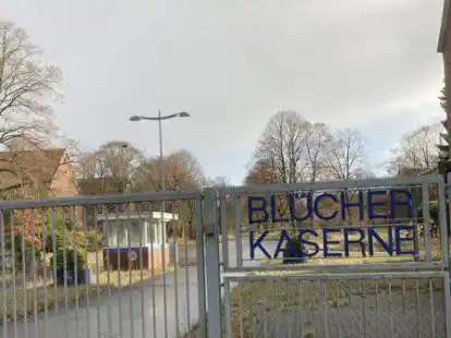 Blick durch das Tor auf das ehemalige Kasernengel&auml;nde.
