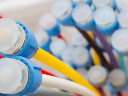 Bunte Leerrohre f&uuml;r Glasfaserkabel f&uuml;r das Hochgeschwindigkeitsinternet: Die Kabel sind l&auml;ngst verlegt, doch die Anschl&uuml;sse werden nicht freigeschaltet.