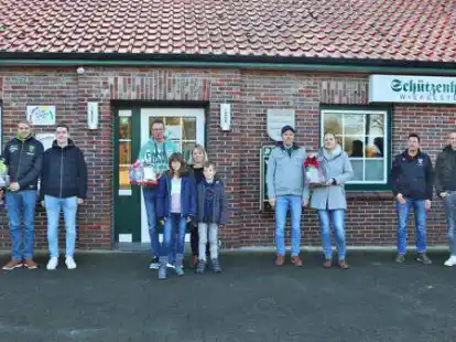 Die drei Sieger-Teams der Familienrallye des Sch&uuml;tzenvereins Wiefelstede: Platz 1 (2. Gruppe von links): Mario Willms, Madeleine, Vivien und Jonas Lebus; Platz 2 (links): Anna-Lena, Mareike, Sven und Thorben Moesker; Platz 3: Stephan und Annika Siemen (Lisa und Rieke Cordes fehlen). Mit den Siegern freuen sich (von rechts) Andre Beeken, Jasper Spoede und Timo Broziat vom Event-Team des Sch&uuml;tzenvereins.