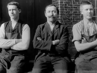 Mitarbeiter der M&ouml;beltischlerei Diedrich M&uuml;ller in Neuenburg um 1910