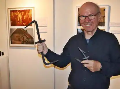 Neu angefertigt: Eckard Klages, 1. Vorsitzender des Heimatmuseums Wiefelstede, freut sich, dass das Heimatmuseum jetzt auch im Besitz einer Wolfsangel ist.