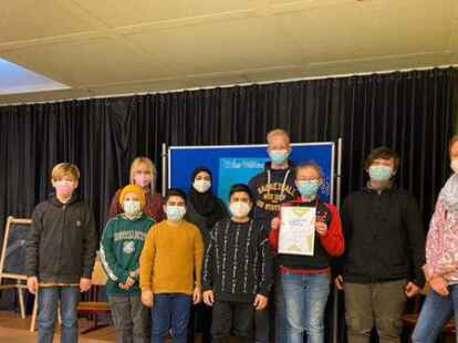 Die Jury, die Klassensieger und der Schulsieger Falko Fischer im Vorlesewettbewerb der Oberschule Elsfleth.