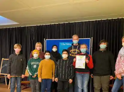 Die Jury, die Klassensieger und der Schulsieger Falko Fischer im Vorlesewettbewerb der Oberschule Elsfleth.