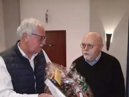 Fritz Thole (links) verabschiedete auch den scheidenden stellvertretenden Vorsitzenden Josef Kuper und bedankte sich bei ihm f&uuml;r das Geleistete.