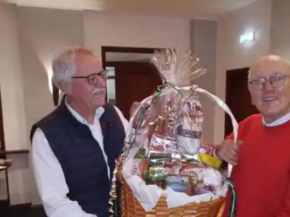 Der neue Vorsitzende Fritz Thole (links) verabschiedete und dankte Heinrich Burrichter f&uuml;r seine jahrzehntelange Leistung.