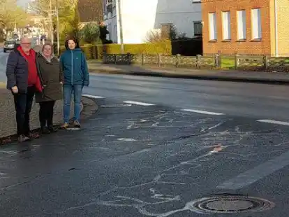 Hier sollen Radwege laut neuem Antrag rot eingef&auml;rbt werden (von links): Hartmut Wrede, Rieke Klawon und Julia Thoben von der SPD-Fraktion Bar&szlig;el stehen an der Kreuzung Friesoyther Stra&szlig;e/Pestalozzistra&szlig;e in Bar&szlig;el.