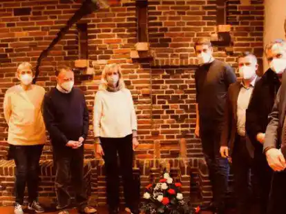 Kamen zum Gedenken an der &bdquo;Zerrissenen Wand&ldquo; zusammen: Axel Brammer (von links), Rita-Rivka Fassbender (J&uuml;dische Gemeinde Delmenhorst), Gustav F&ouml;rster, Christel Zie&szlig;ler, Thore G&uuml;ldner, Landrat Dr. Christian Pundt und B&uuml;rgermeister Ralf Wessel.