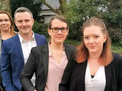 Ambulanter Pflegedienst Achtern Diek (von links): Ulrike Broszukat (Hauswirtschaftsleitung), Marcel Schmikale (Gesch&auml;ftsf&uuml;hrer), Elisabeth Wiesensee (Pflegedienstleitung) und Alina Kramer (Pflegedienstleitung)