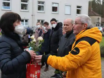 Bewohner und Besch&auml;ftigte der Diakonie Himmelsth&uuml;r verabschiedeten am Freitag Anke Str&ouml;mer. In einem langen, runden Spalier vor dem Haus Emsland &uuml;berreichten sie ihr Rosen und kleine Geschenke.