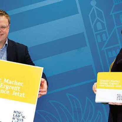Der ehemalige B&uuml;rgermeister Tobias Gerdesmeyer (links) und Wirtschaftsf&ouml;rderin Anne Nu&szlig;waldt (rechts) bei der Vorstellung des Gr&uuml;nderprogramms.