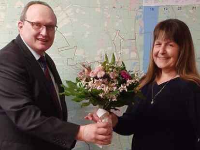 B&uuml;rgermeister Harald Stindt verabschiedet die Ratsfrau Annette Klitscher.