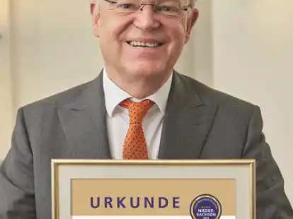 Ministerpr&auml;sident Stephan Weil mit der Urkunde f&uuml;r Bacon vom Bunten Bentheimer Schwein.