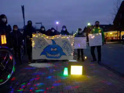 Mit Lichtern und Plakaten machten die Lemwerderanerinnen und Lemwerderaner ihrem Unmut &uuml;ber eine m&ouml;gliche Zusammenlegung der Oberschulen Berne und Lemwerder Luft.