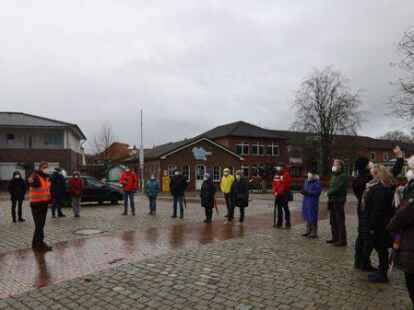 Kundgebung vor dem Aper Rathaus: Zu zwei Demonstrationen zu den Corona-Protesten im Ammerland hatte Rainer Cordes bereits eingeladen, nun folgt eine weitere in Augustfehn.