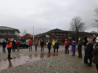 Kundgebung vor dem Aper Rathaus: Zu zwei Demonstrationen zu den Corona-Protesten im Ammerland hatte Rainer Cordes bereits eingeladen, nun folgt eine weitere in Augustfehn.