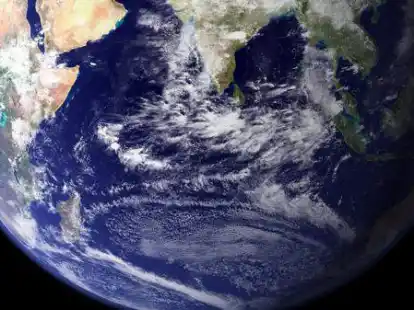 Die Welt vom Weltall aus. Von diesem Blickwinkel sieht sie klein aus, die Probleme, die die Klimakrise verursacht, sind jedoch gro&szlig;. Darauf soll die Earth Hour hinweisen.