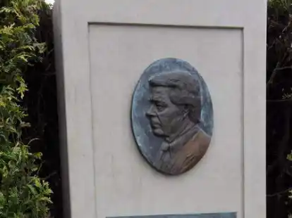 Die Stele des Elsflether Kapit&auml;ns Horst Werner Janssen, die an der  Kaje steht, k&ouml;nnte eine Station der angedachten digitalen G&auml;stef&uuml;hrung werden.