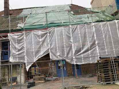 Immer noch einger&uuml;stet: Auf der R&uuml;ckseite des Umbaubar-Geb&auml;udes sind die starken Sch&auml;den, die durch das Feuer entstanden sind, erkennbar.