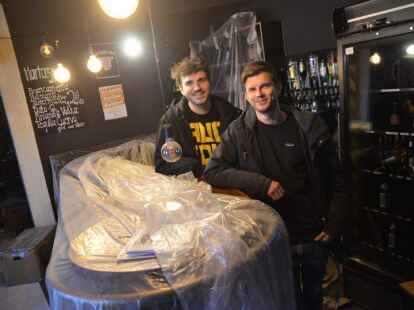 Freuen sich auf die Wiederer&ouml;ffnung (von links): Alexander Bruns und Linus Eichler vom Umbaubar-Team.