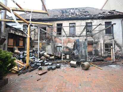 Nach dem Brand im Mai: Das Geb&auml;ude der Umbaubar ist stark besch&auml;digt.