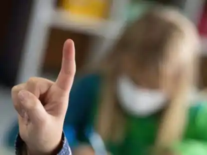 Zur Eind&auml;mmung der Corona-Pandemie  gilt eine generelle Maskenpflicht f&uuml;r alle Klassenstufen. Doch manche Eltern lehnen alle Corona-Regeln ab und schicken ihre Kinder nicht mehr zur Schule.