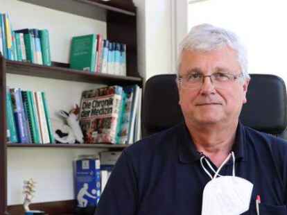 Der B&ouml;seler Hausarzt Holger Meister leidet auch ein Jahr nach seiner Corona-Infektion noch an Langzeitfolgen.