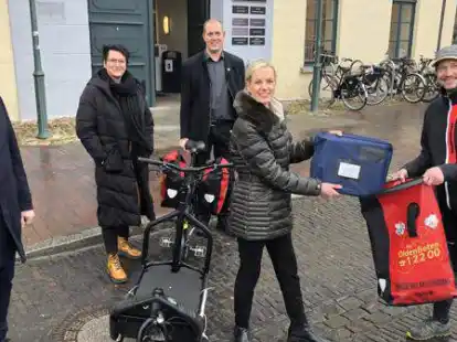 Stellten den Fahrradkurierservice f&uuml;r die Auslieferung von Ausweisdokumenten vor (von links): Ordnungsamtsleiter Michael Lorenz, Projektleiterin Martina Otten, Carsten B&uuml;sing, Leiter des B&uuml;rgerb&uuml;ros Mitte, sowie Dezernentin Dr. Julia Figura und Karsten Klimpel, Gesch&auml;ftsf&uuml;hrer der &bdquo;OldenBoten&ldquo;.