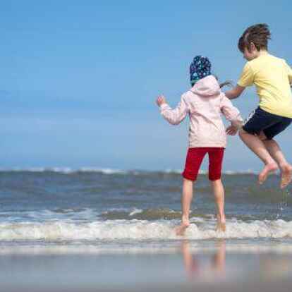 Runa und Vincent aus Oldenburg spielen am Strand von Spiekeroog: Wer im Sommer auf die Insel m&ouml;chte, hat nur noch geringe Chancen.