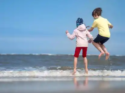 Runa und Vincent aus Oldenburg spielen am Strand von Spiekeroog: Wer im Sommer auf die Insel m&ouml;chte, hat nur noch geringe Chancen.