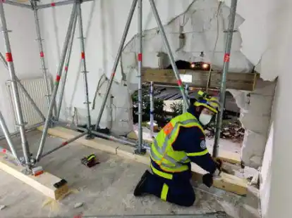 Das h&auml;lt: Einsatzkr&auml;fte des THW st&uuml;tzten das Haus, in das der Wagen gefahren war, mithilfe eines Einsatzger&uuml;stsystems ab.