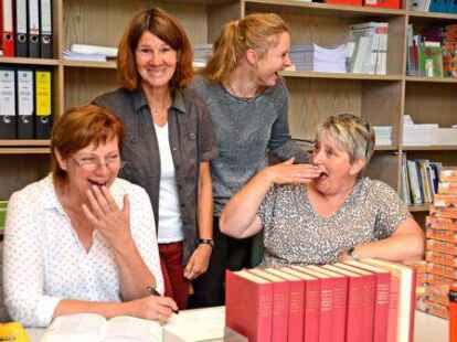 Haben immer noch Spa&szlig; an der Arbeit: Seit 30 Jahren gibt es das Plattd&uuml;&uuml;tskb&uuml;ro bei der Ostfriesischen Landschaft. Ganz so lange sind Ilse Gerdes, Elke Br&uuml;ckmann, Grietje Kammler und Anita Willers (v. l.) noch nicht dabei. Die Freude am Platt ist aber geblieben.