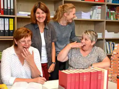 Haben immer noch Spa&szlig; an der Arbeit: Seit 30 Jahren gibt es das Plattd&uuml;&uuml;tskb&uuml;ro bei der Ostfriesischen Landschaft. Ganz so lange sind Ilse Gerdes, Elke Br&uuml;ckmann, Grietje Kammler und Anita Willers (v. l.) noch nicht dabei. Die Freude am Platt ist aber geblieben.