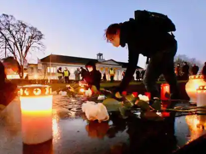 Dem Aufruf des Vereins Werkstattfilm zur Teilnahme an der Aktion  &bdquo;LichterGegenDunkelheit&ldquo; folgten gut 40 Oldenburger.