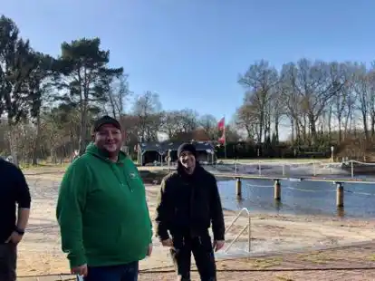 Mario Rosenbach (Mitte) und seine Mitarbeiter Andr&eacute; Dirks und Marcel Loheide (von links) vor dem Naturbad: Um den Sand auszutauschen wird hier gerade das Wasser abgelassen.